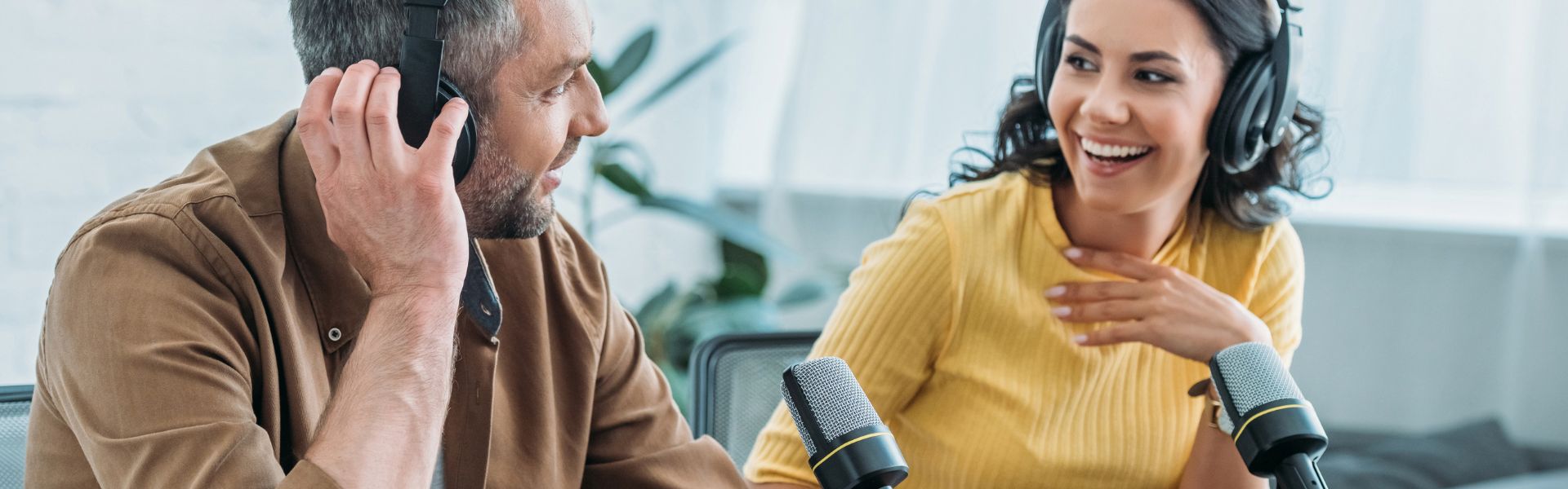 Homem e mulher no podcast
